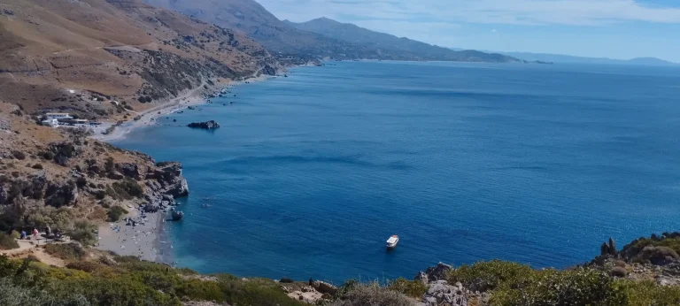 Plaja Preveli vazuta de sus, pe drumul care duce de la parcare.