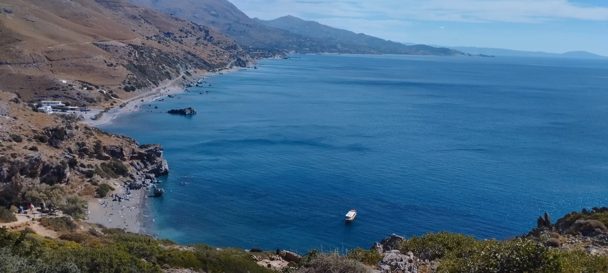 Plaja Preveli vazuta de sus, pe drumul care duce de la parcare.